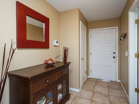 4th image of 1005 Newcastle Ct