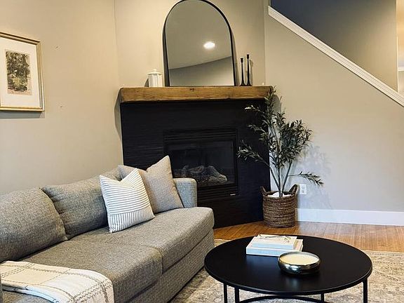3rd image of 1212 E Russell AVENUE