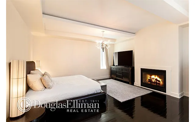 Sold by Douglas Elliman | media 21