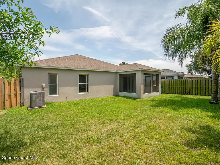 2467 Deercroft Dr — Photo 3