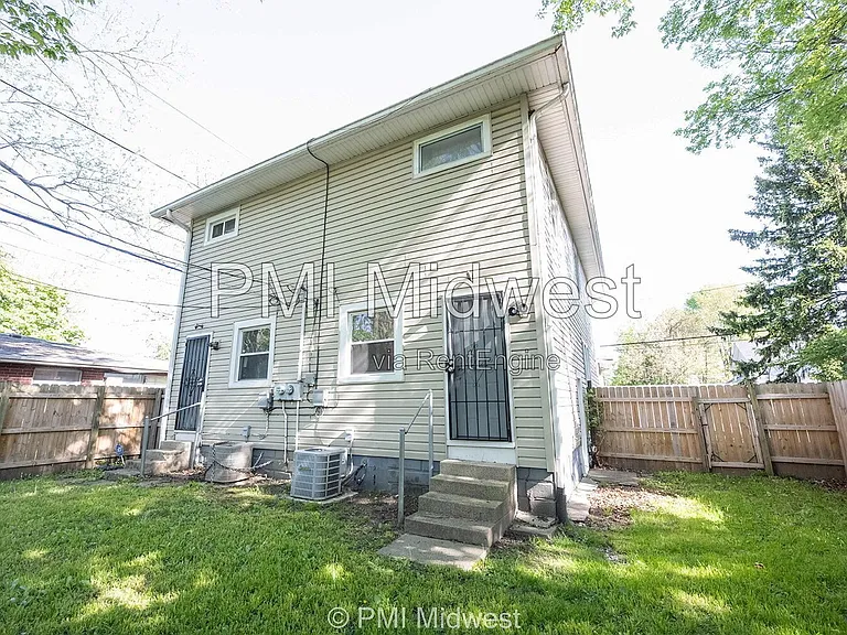 411 W 40th St — Photo 26