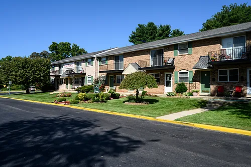 Jamestown Square Apartments Photo 1
