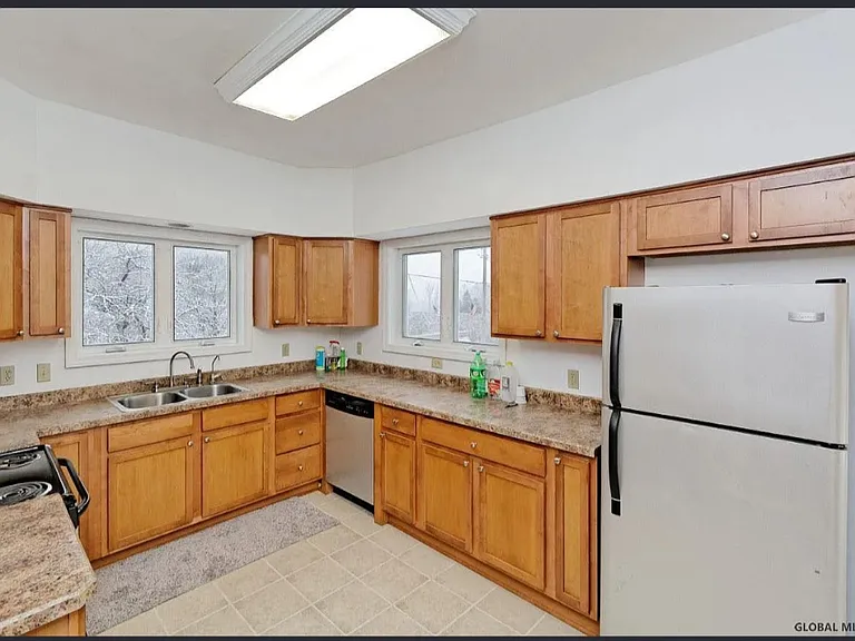 133 Cary Rd — Photo 7
