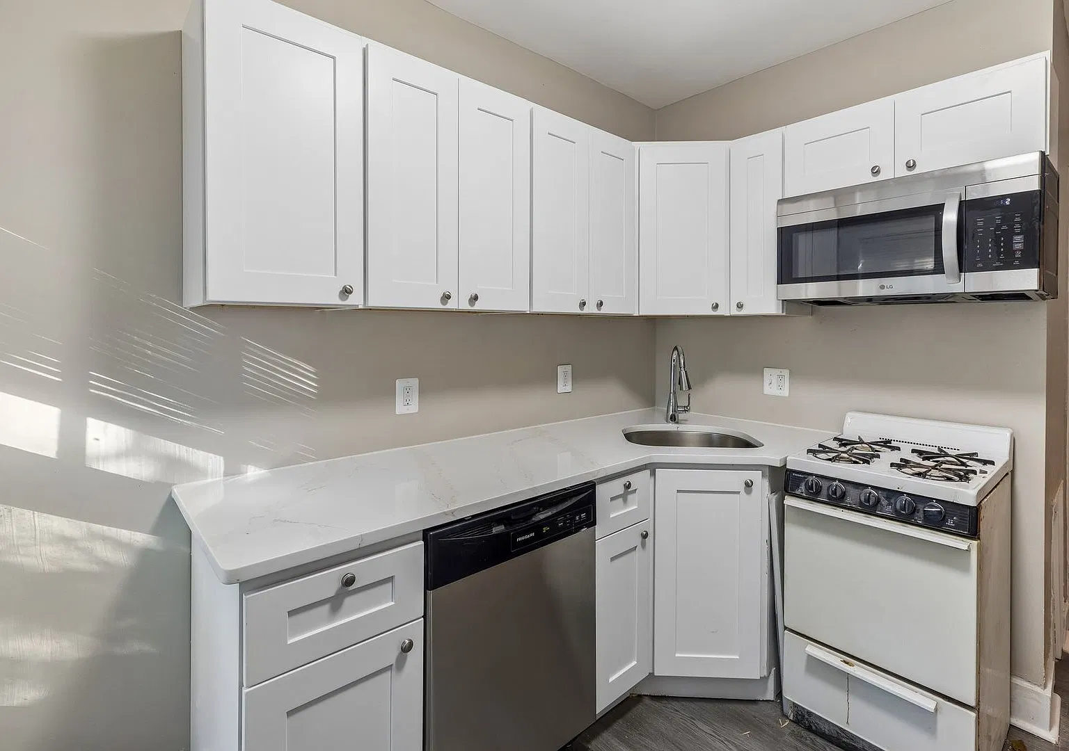 2254 Bryn Mawr Ave — Photo 1