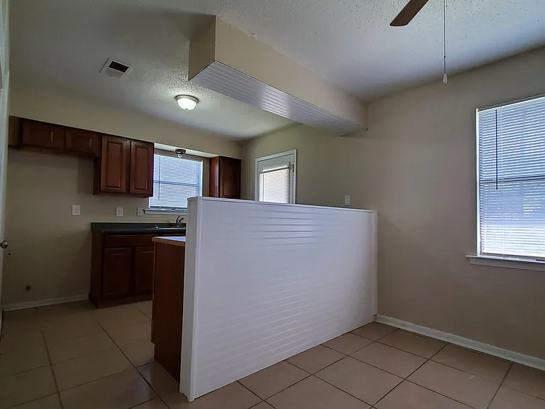 1805 Courtney Dr — Photo 3