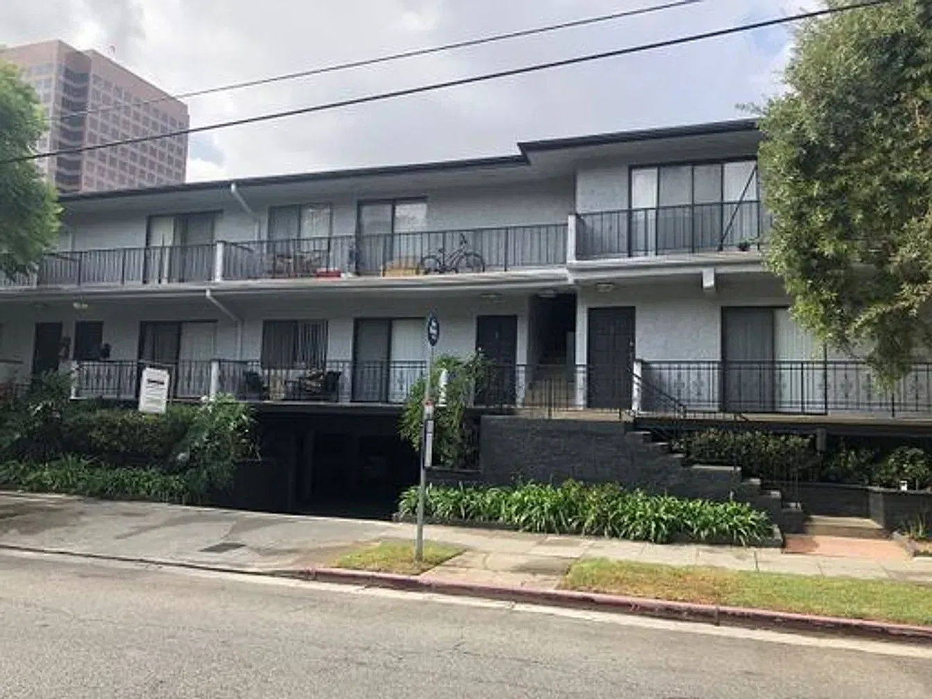 1105 S Barrington Ave — Photo 1
