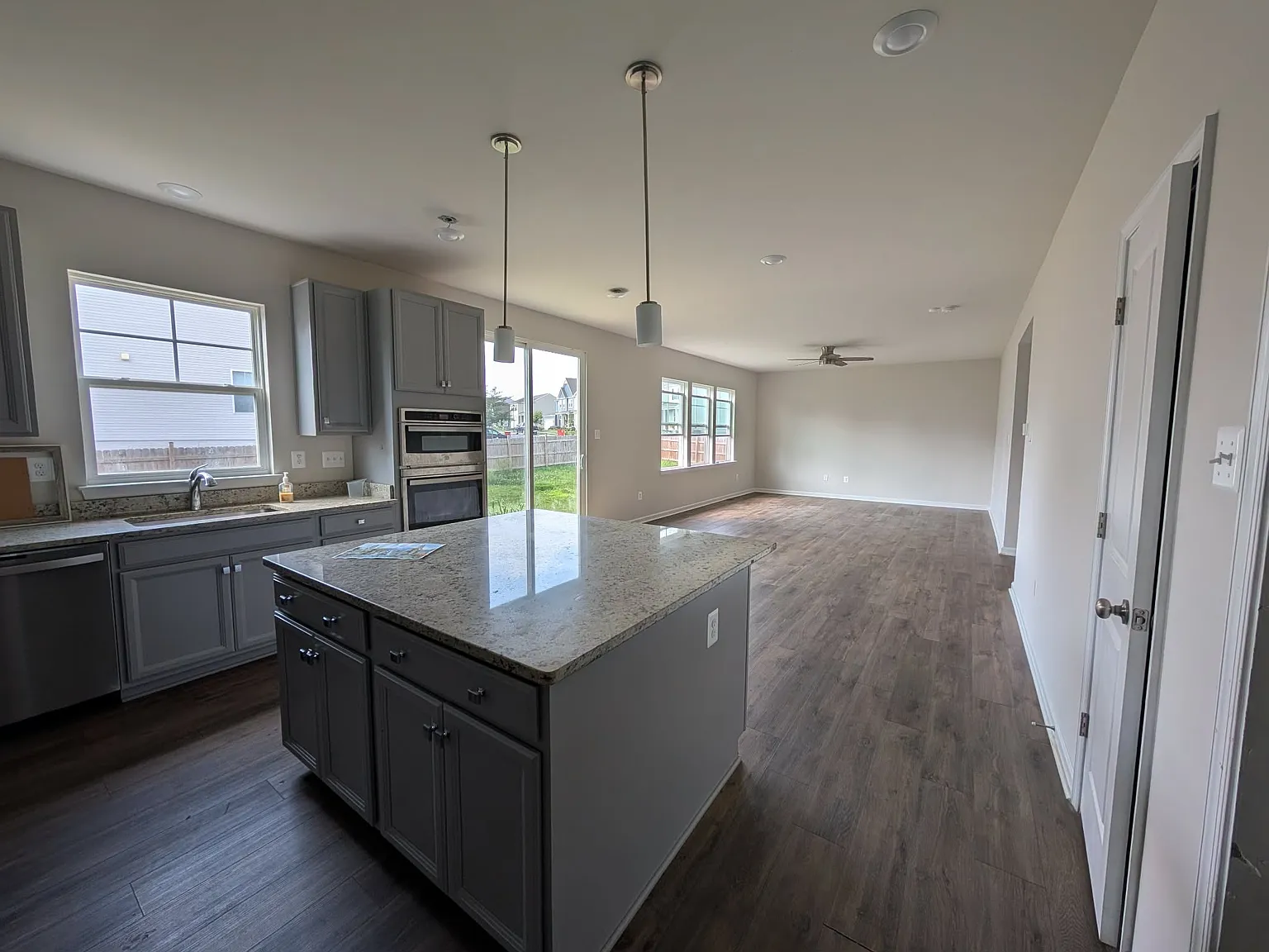 5 bed, 3.5 bath, 3634 sqft, $3,300 — Photo 2