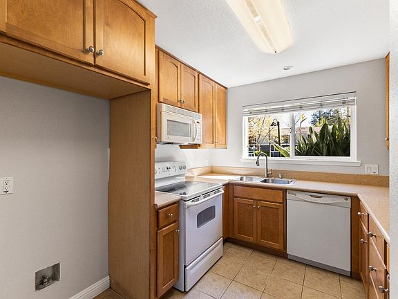 3rd image of 225 Burt Street #28