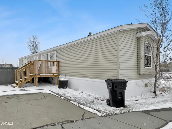 2207 35th Ter, Williston, ND 58801
