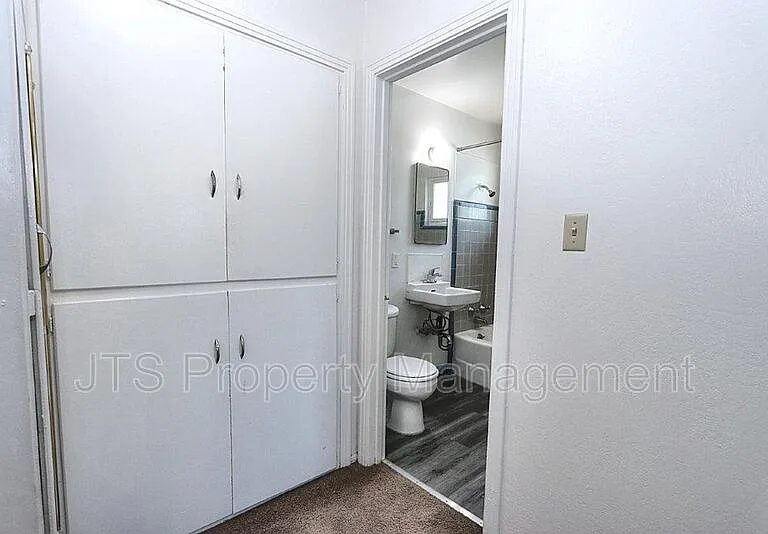 4439 V St #6 — Photo 33