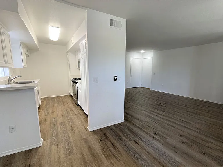 5300 Kester Avenue — Photo 4