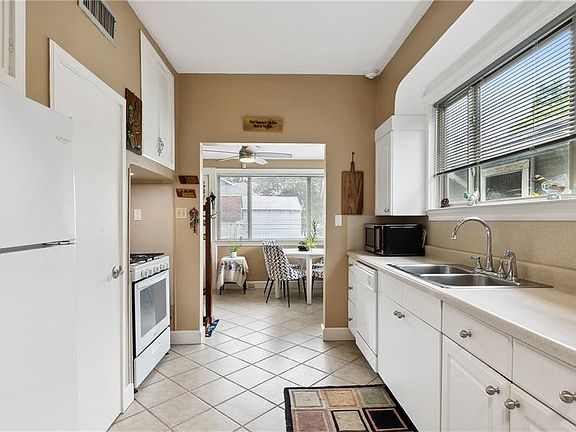 4th image of 2800 Broadway St