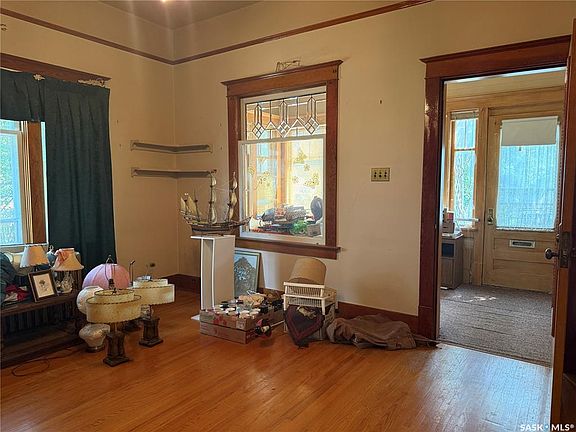 3rd image of 1014 Iroquois STREET W