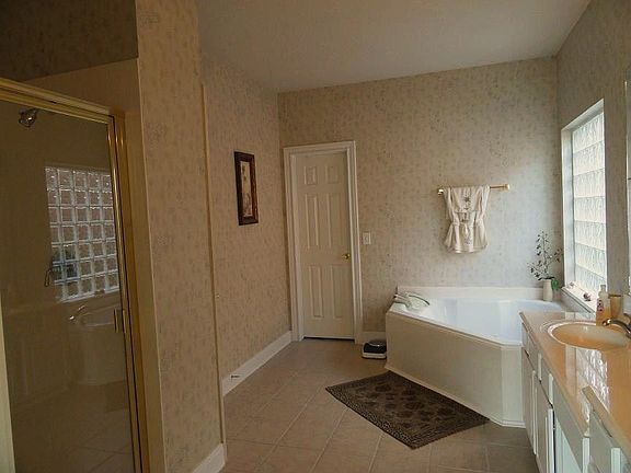 Master Bath Jetted Tub/Sep Shower