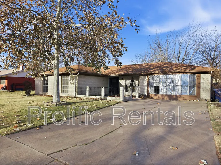 610 Creek St — Photo 3