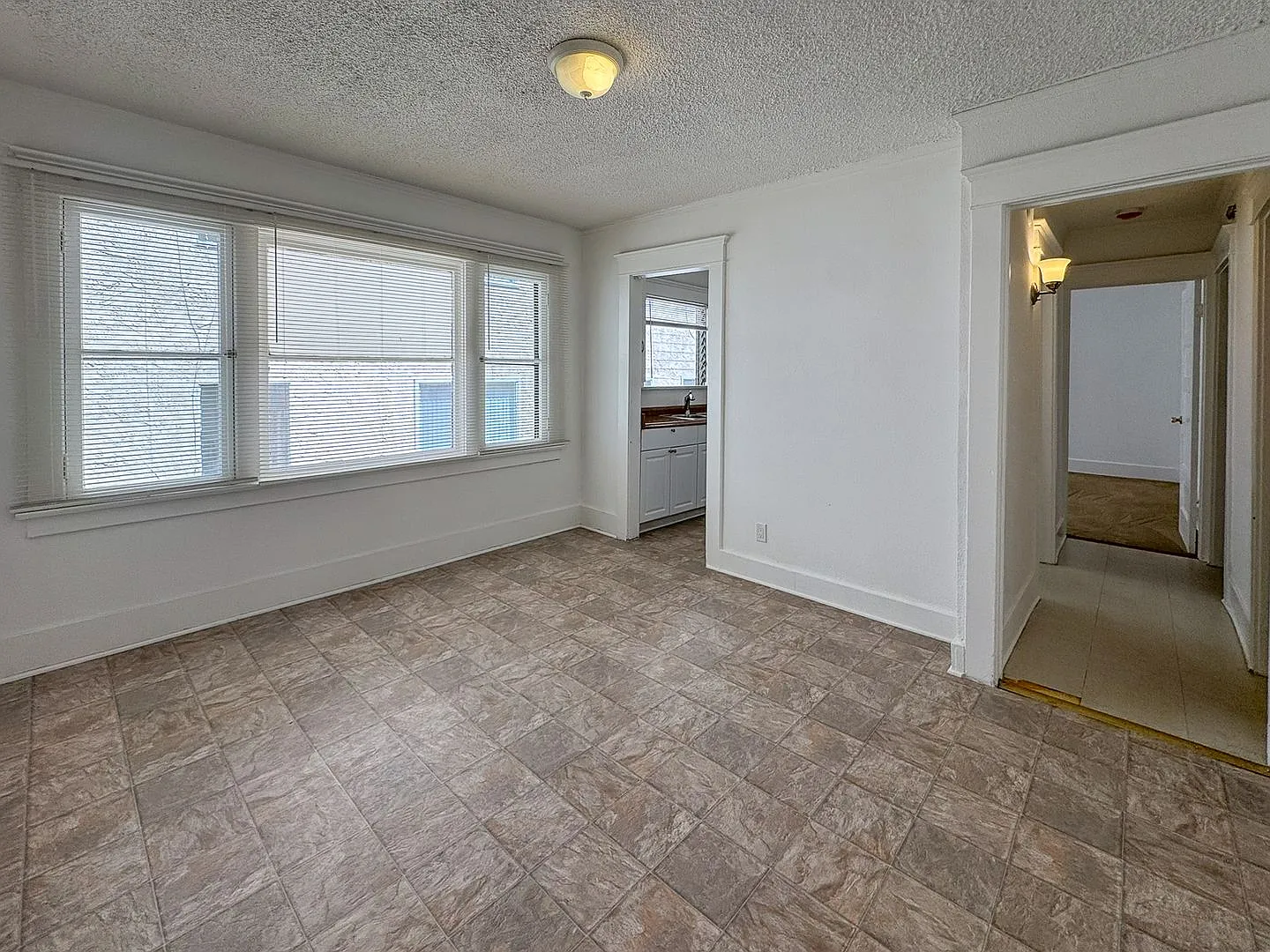 Wilshire Center Neighborhood | Upstairs 1 Bed 1 Bath Plus Bonus Room — Photo 2