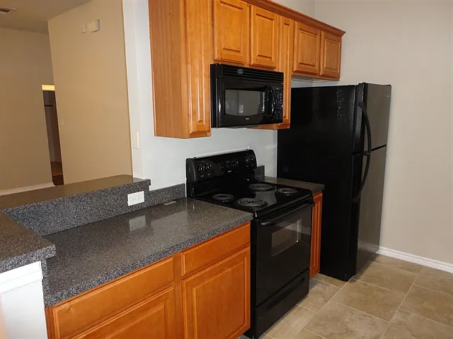 3 bed, 2.0 bath, 1390 sqft, $2,135 — Photo 2