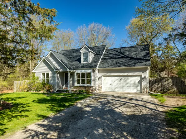 3437 Colonial Dr, Pinckney, MI 48169