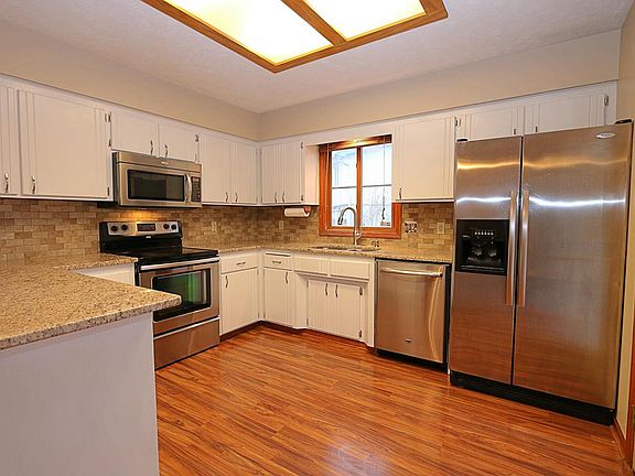 Stainless Steel Appliances! Eat-In Granite Table
