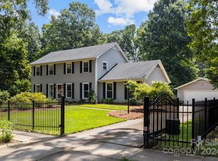 1212 Redcoat Dr, Charlotte, NC 28211