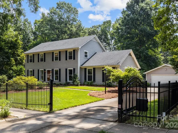 1212 Redcoat Dr, Charlotte, NC 28211