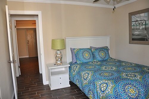 2nd bedroom with queen bed