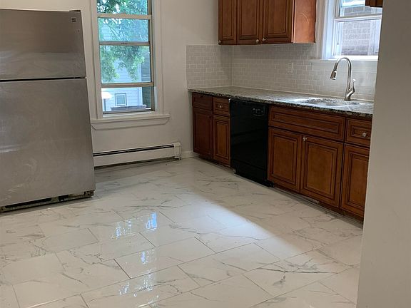 3rd image of 284 Ege Ave