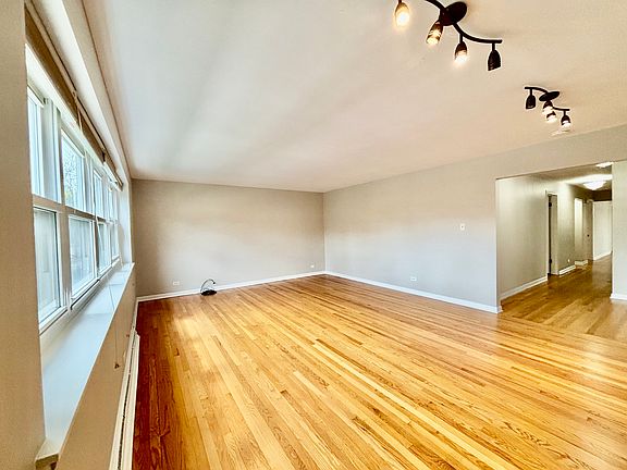 3rd image of 2642 W Farragut Ave #1