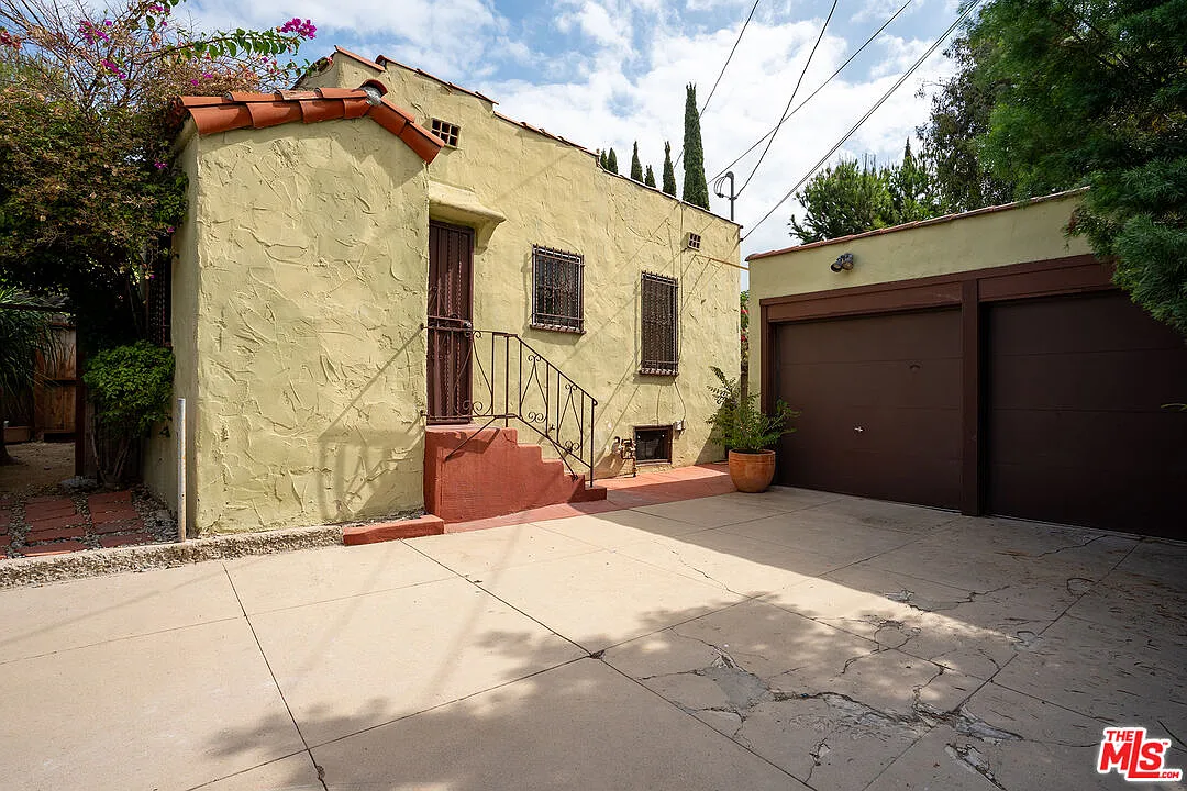 1 bed, 1.0 bath, 970 sqft, $3,300 — Photo 1