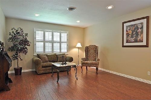 3rd image of 10505 Walnut Hill Ln