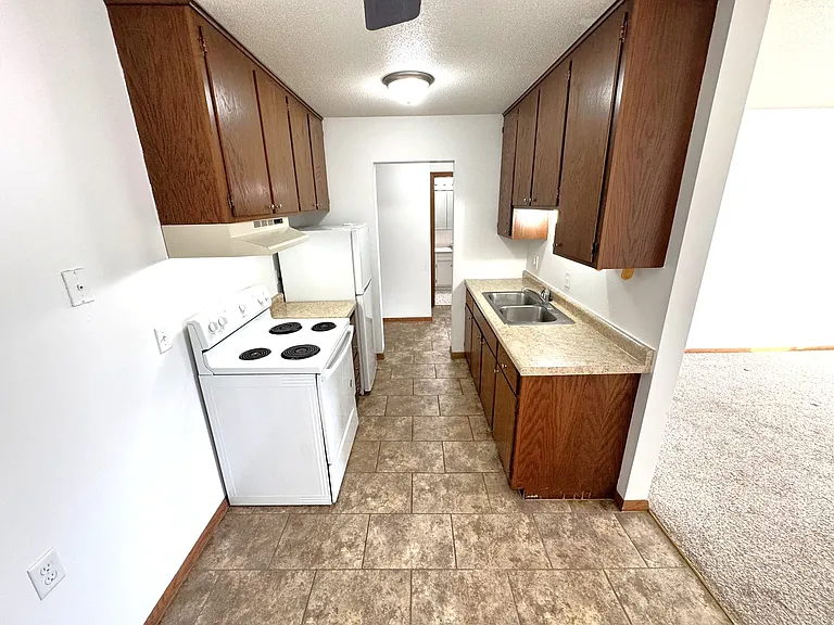 Golfview Apartments — Photo 6