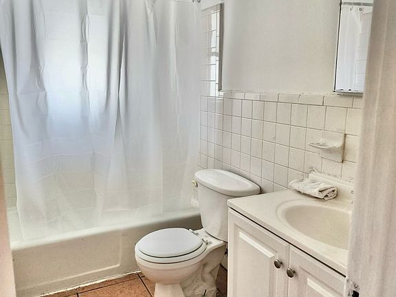 4th image of 411 SE 23rd Ave APT 1