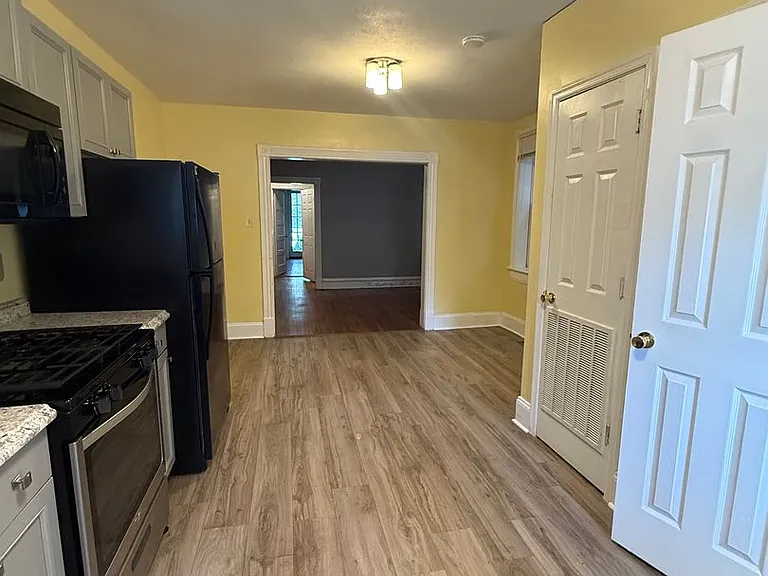 3157 Ellwood Ave — Photo 2