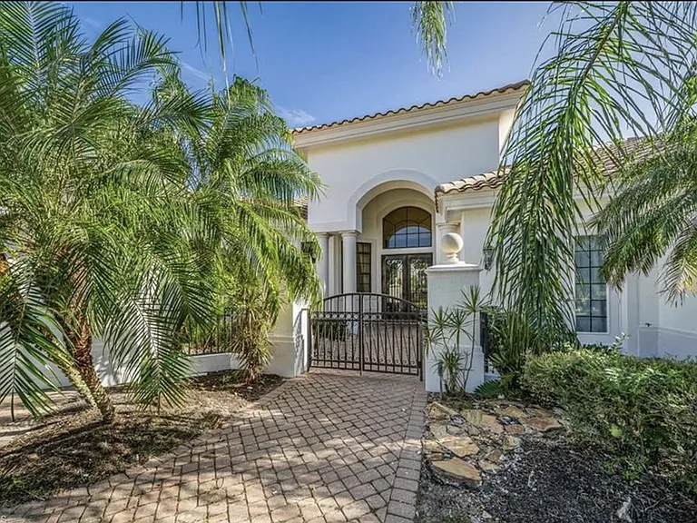 Gated courtyard. Double security for your dog.