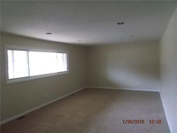 4th image of 101 Holiday Park Dr