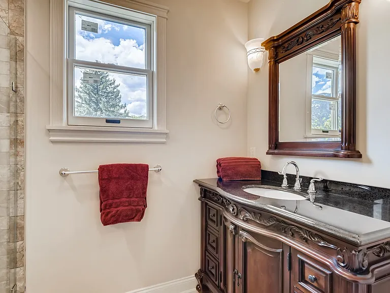 second bedroom bath