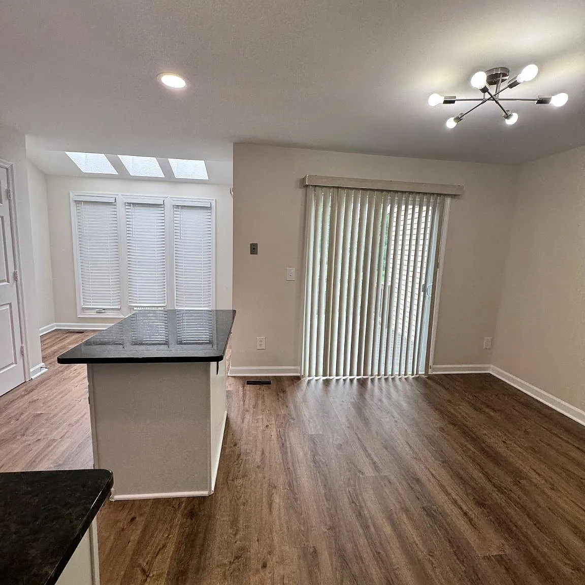 4 bed, 4.0 bath, 1220 sqft, $3,400 — Photo 3