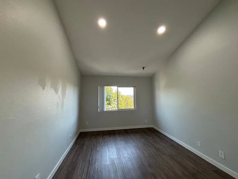 110 S Sweetzer Ave — Photo 55
