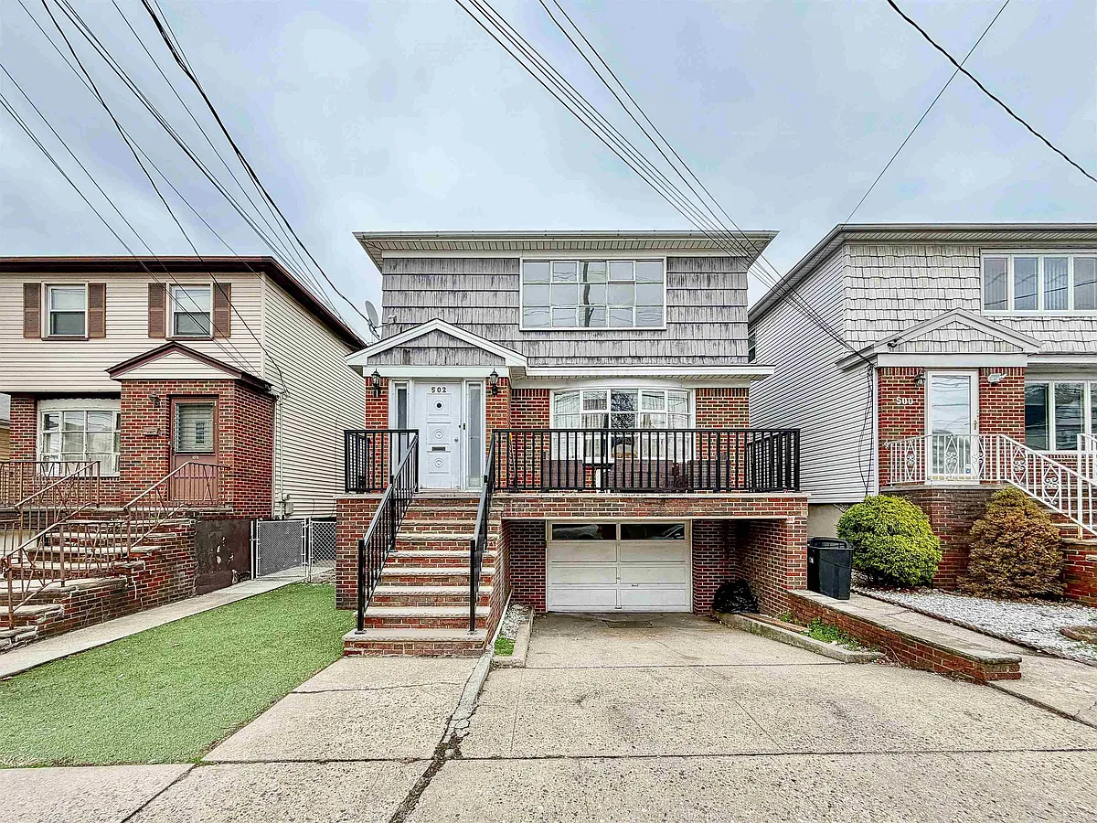 Building Photo - 502 Avenue E #2