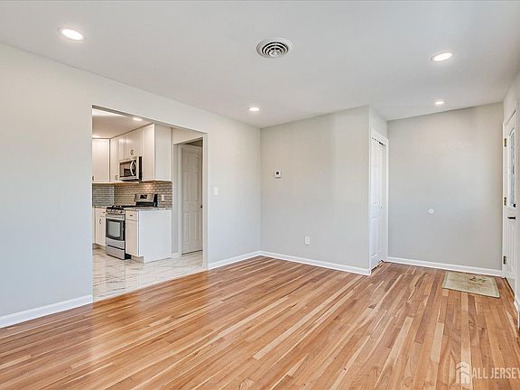 4th image of 145 Somerset Ave