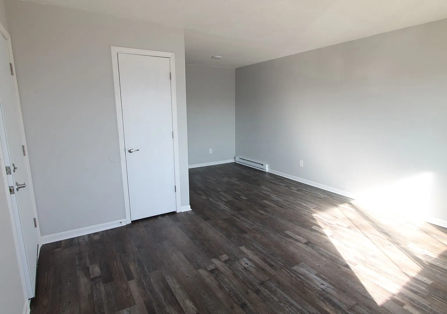 Updated 1 Bedroom Apartments! Pet Friendly! On Site Laundry! — Photo 4