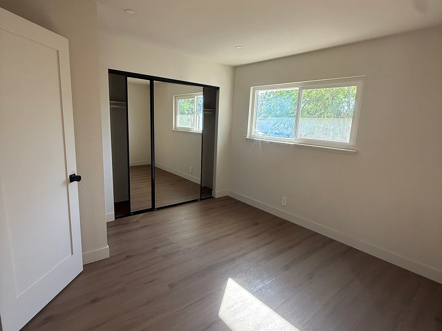 5 bed, 2449 sqft, $1,000 — Photo 2