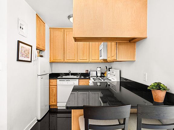 4th image of 440 E 79th St APT 4H