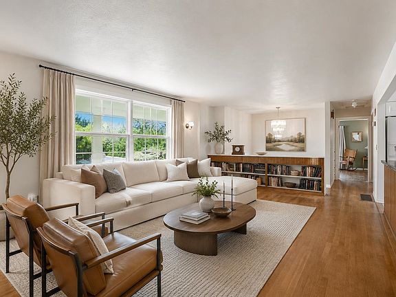 3rd image of 1026 W Woodway Ave