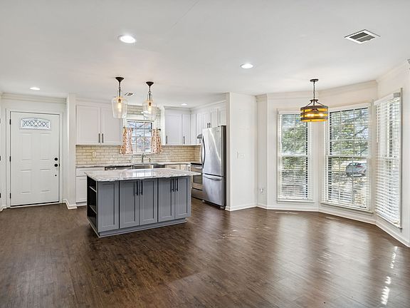 2nd image of 3323 Lealand Ln