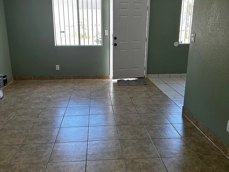 11105 S Mariposa Ave — Photo 6