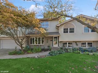 1003 W Frontenac Dr, Arlington Heights, IL 60004