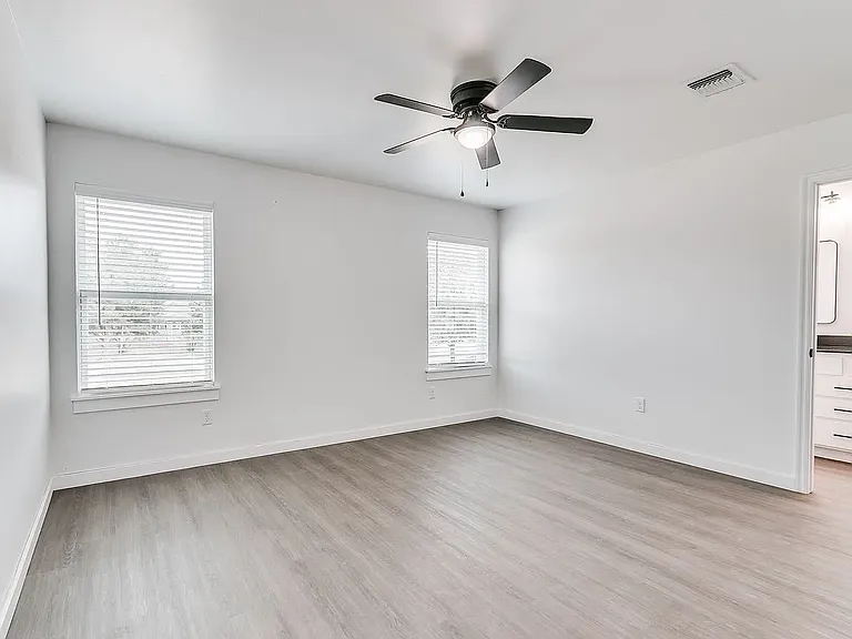 325 Mooring Dr — Photo 11