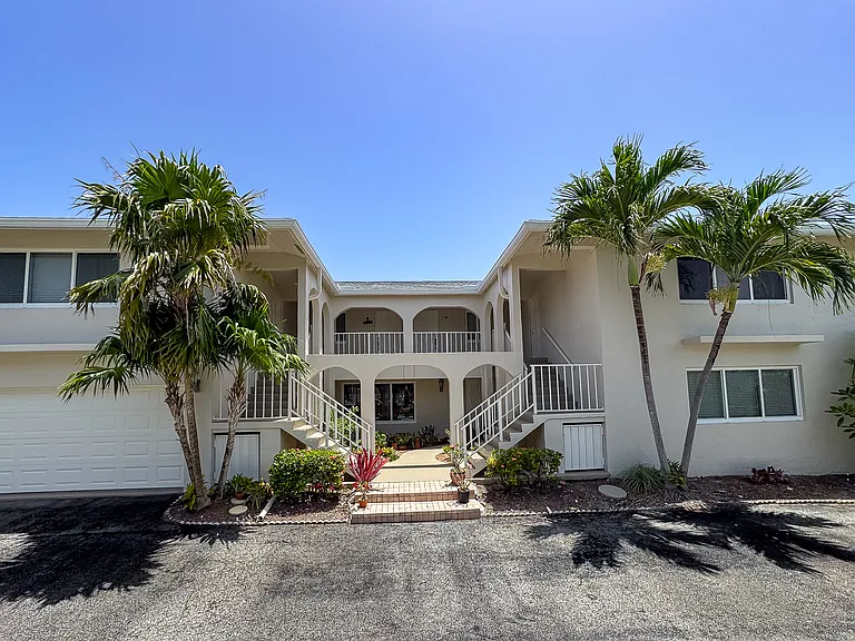 1110 Bel Air Dr — Photo 2