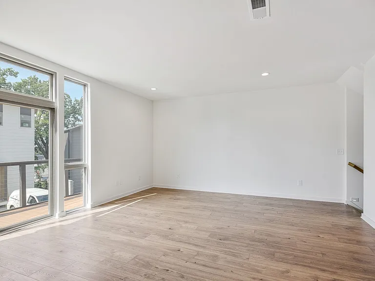 3060 Edwin Cir — Photo 28